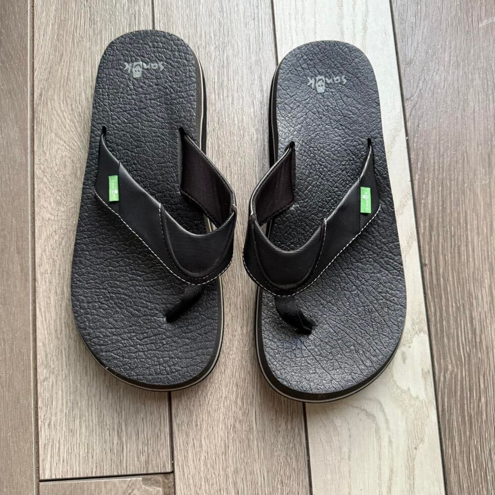 Black sanuk yokohama flip flops